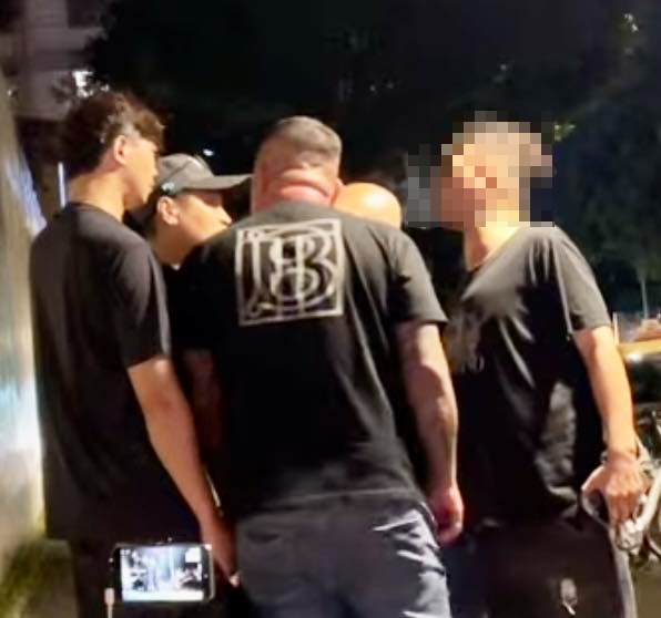 ▲▼小草靜坐遭遇黑衣人包圍挑釁。（圖／翻攝自Facebook／林昭印）