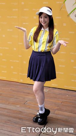 ▲安汝(左起)、笑笑跟語萱出席一日店長活動。（圖／記者葉文正攝）