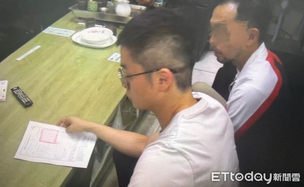 ▲▼ 北市刑大逮竹聯幫大哥涉詐欺，陰姓幣商（右）小三通潛逃遭攔截。（圖／記者邱中岳翻攝）