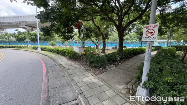 ▲▼余姓老翁到龍恩公園運動10分鐘，違停在國際二街紅線旁             。（圖／記者陳以昇攝）