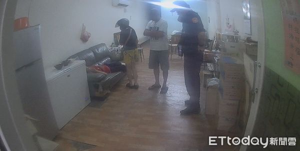▲內埔警分局員警協助路倒的林婦         。（圖／記者陳崑福翻攝）