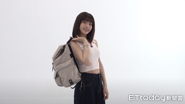 ▲▼峮峮為uniarts拍攝廣告 。（圖／記者劉亮亨攝）