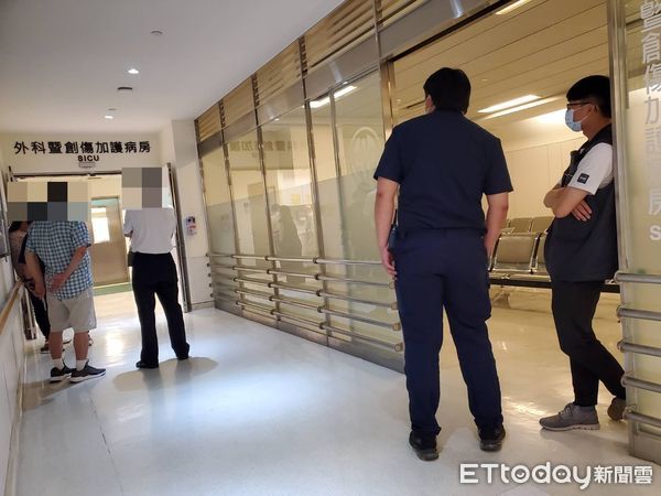 ▲▼三峽3死車禍，亞東醫院外科加護病房警方派員駐守，余妻見到媒體立即閃躲。（圖／記者黃彥傑翻攝）