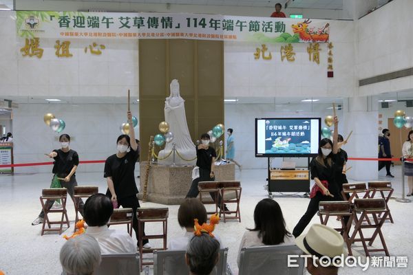 ▲中國醫藥大學北港附設醫院歡慶端午佳節，邀請院內同仁、社區長輩與北港分部師生一同參與，與民眾共度佳節。（圖／記者游瓊華翻攝）