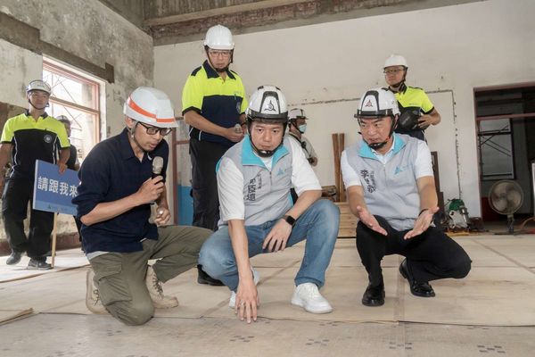 ▲新竹市代理市長邱臣遠視察新竹市定古蹟消防博物館修復工程進度及施工品質。（圖／新竹市政府提供）