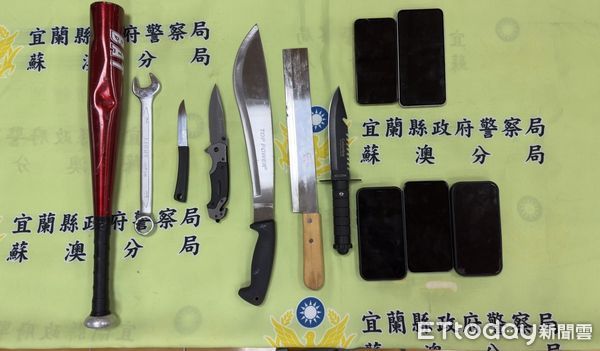 ▲▼打人及拘禁討債4人的楊嫌等9人被移送偵辦（上圖），警方在楊嫌之父的靈堂處，起出作案的球棒、西瓜刀等工具。（圖／記者游芳男翻攝，下同）