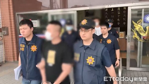 ▲▼打人及拘禁討債4人的楊嫌等9人被移送偵辦（上圖），警方在楊嫌之父的靈堂處，起出作案的球棒、西瓜刀等工具。（圖／記者游芳男翻攝，下同）
