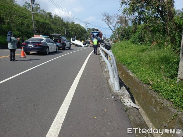 ▲▼             2名香港籍旅客駕車行經台11線自撞翻覆。（圖／記者楊晨東翻攝，下同）