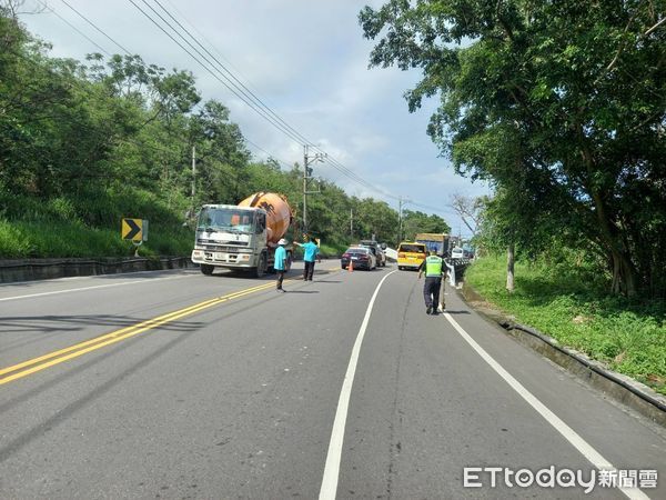 ▲▼             2名香港籍旅客駕車行經台11線自撞翻覆。（圖／記者楊晨東翻攝，下同）