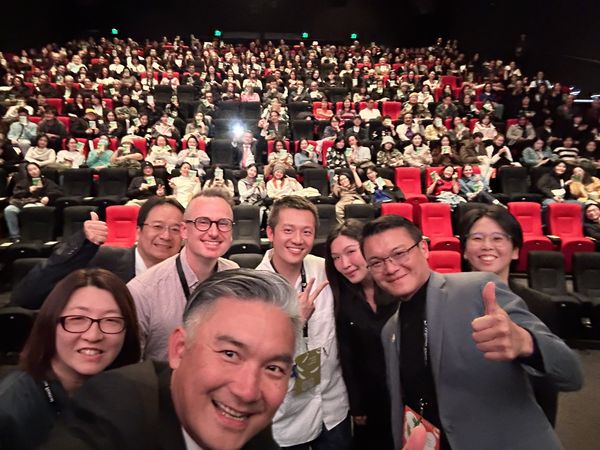 ▲▼「墨爾本台灣電影節」（Melbourne Taiwan Film Festival, MTFF），本月22日至24日在澳洲國家動態影像中心（ACMI）登場，駐墨爾本台北經濟文化辦事處處長呂明澤與大家開心自拍。（圖／駐墨爾本台北經濟文化辦事處提供）