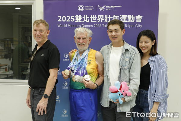 ▲▼藝人昆凌的爺爺Laurence Quinlivan此次世壯運報名五個比賽項目，在今日的90+男子組鉛球比賽中再添一面金牌。會後記者會Laurence Quinlivan的兒子、孫子、孫子女友排排站接受媒體拍照。（圖／記者湯興漢攝）