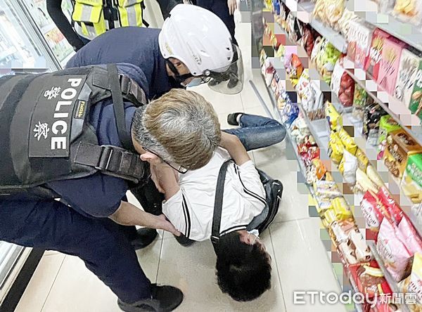 ▲桃園市警局中壢警分局最近一週執行「斬手計畫」，當場在超商內查獲車手到案。（圖／記者沈繼昌翻攝）