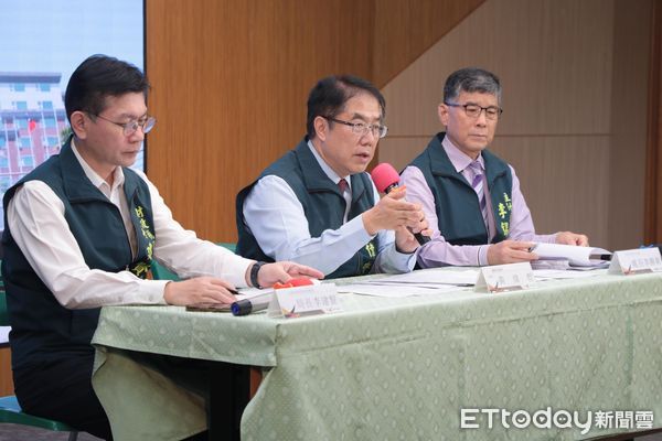 ▲台南市長黃偉哲怒批立法院大砍預算，導致市府補助款短收超過75億元。（記者林東良翻攝，下同）