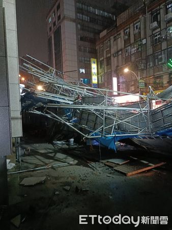 ▲新北中和民樂路上一處建案，發生鷹架倒塌事件，波及3台汽車。（圖／記者陸運陞翻攝）