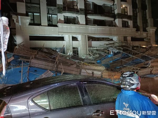 ▲新北中和民樂路上一處建案，發生鷹架倒塌事件，波及3台汽車。（圖／記者陸運陞翻攝）
