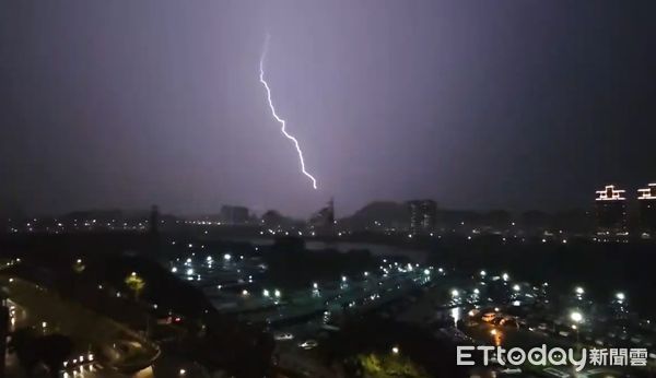 ▲▼101被雷擊畫面曝光！信義區目擊「超粗雷柱」轟下：誰在亂發誓。（圖／記者陳煥丞攝）