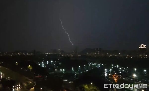▲▼101被雷擊畫面曝光！信義區目擊「超粗雷柱」轟下：誰在亂發誓。（圖／記者陳煥丞攝）