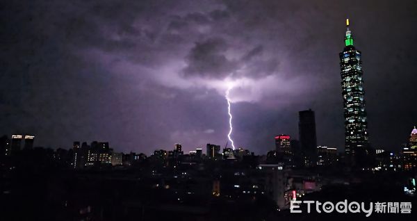 ▲▼101被雷擊畫面曝光！信義區目擊「超粗雷柱」轟下：誰在亂發誓。（圖／網友貓媽咪授權提供）