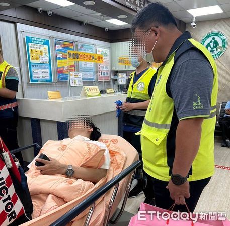 ▲▼酒醉旅客先推擠列車長後勒住車長，隨後朝列車長頭部和腹部狂毆打數拳，造成車長挫傷，車長送醫治療。（圖／讀者提供）