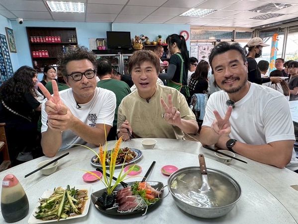 ▲李銘順（左起）跟胡瓜還有李銘忠一起到基隆。（圖／下面一位）