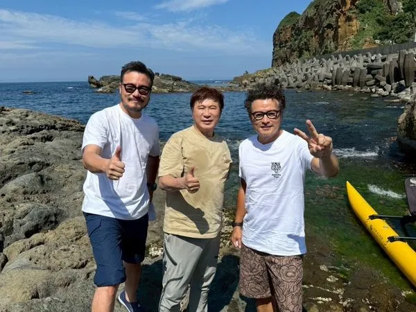 ▲李銘順（左起）跟胡瓜還有李銘忠一起到基隆。（圖／下面一位）