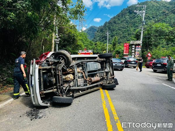 ▲▼台中轎車上山訪友自撞　衝對向山壁翻覆3傷。（圖／記者李陳信得翻攝）