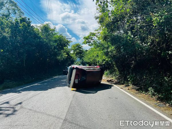 ▲▼台中轎車上山訪友自撞　衝對向山壁翻覆3傷。（圖／記者李陳信得翻攝）