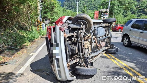 ▲▼台中轎車上山訪友自撞　衝對向山壁翻覆3傷。（圖／記者李陳信得翻攝）