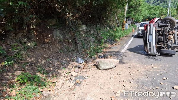 ▲▼台中轎車上山訪友自撞　衝對向山壁翻覆3傷。（圖／記者李陳信得翻攝）