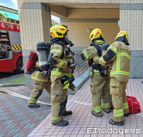 ▲台南市消防局與教養院22日實兵演練火災應變，模擬疏散弱勢避難對象。（記者林東良翻攝，下同）