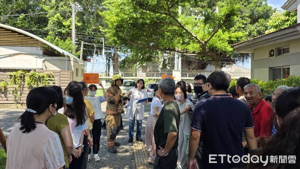 ▲台南市消防局與教養院22日實兵演練火災應變，模擬疏散弱勢避難對象。（記者林東良翻攝，下同）