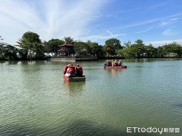 ▲台南市消防局第一大隊於新營天鵝湖公園進行管（膠）筏實戰操演，提升防汛應變實力。（記者林東良翻攝，下同）