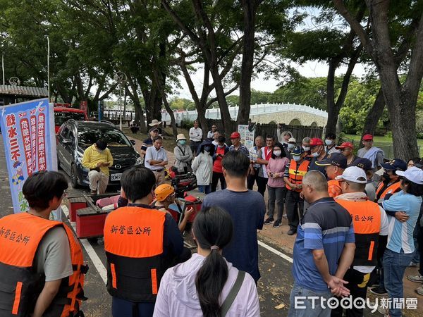 ▲台南市消防局第一大隊於新營天鵝湖公園進行管（膠）筏實戰操演，提升防汛應變實力。（記者林東良翻攝，下同）