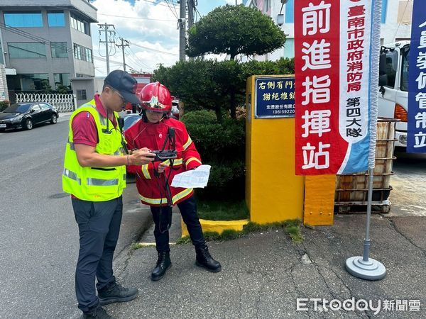 ▲台南市消防局第四大隊在安定區實施毒化災搶救演練，模擬氯氣鋼瓶外洩災情，消防人員穿A級防護衣進行搶救作業。（記者林東良翻攝，下同）