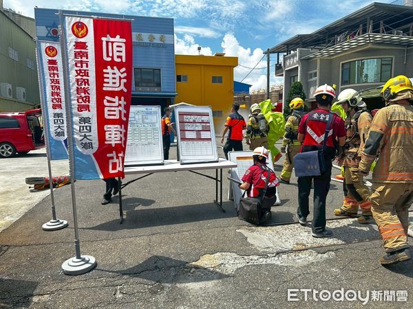 ▲台南市消防局第四大隊在安定區實施毒化災搶救演練，模擬氯氣鋼瓶外洩災情，消防人員穿A級防護衣進行搶救作業。（記者林東良翻攝，下同）