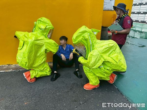 ▲台南市消防局第四大隊在安定區實施毒化災搶救演練，模擬氯氣鋼瓶外洩災情，消防人員穿A級防護衣進行搶救作業。（記者林東良翻攝，下同）