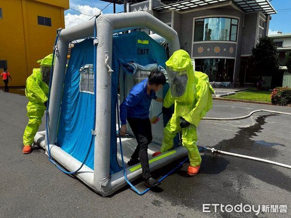 ▲台南市消防局第四大隊在安定區實施毒化災搶救演練，模擬氯氣鋼瓶外洩災情，消防人員穿A級防護衣進行搶救作業。（記者林東良翻攝，下同）