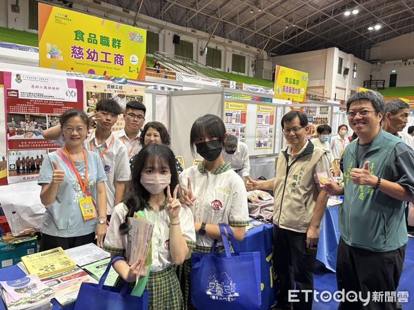 ▲台南市2025技職博覽會22日在中信科技大學熱鬧登場，吸引許多親師生前往體驗技職魅力。（記者林東良翻攝，下同）