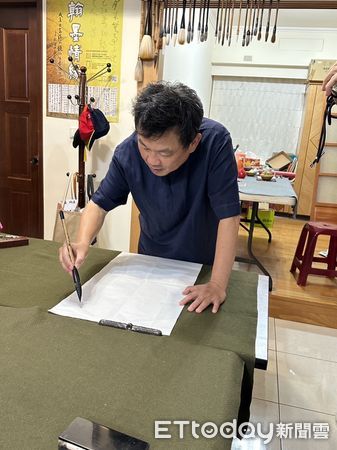 ▲曾任台南市警察局佳里分局長的蔡進閱，從警界榮退已3年，卻並未遠離生活的舞台，他展開多元且充滿活力的第二人生，從街頭藝人、書法展演到環遊世界，用行動詮釋「退而不休」的真義。（圖／記者林東良翻攝，下同）