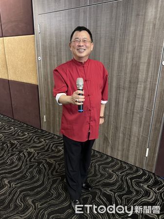 ▲曾任台南市警察局佳里分局長的蔡進閱，從警界榮退已3年，卻並未遠離生活的舞台，他展開多元且充滿活力的第二人生，從街頭藝人、書法展演到環遊世界，用行動詮釋「退而不休」的真義。（圖／記者林東良翻攝，下同）