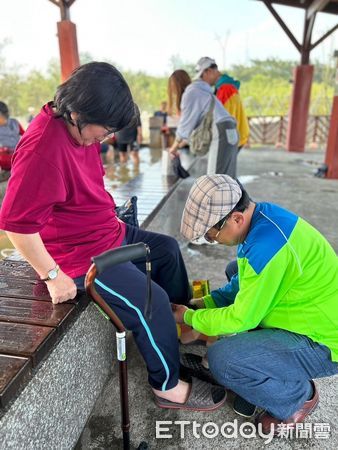 ▲曾任台南市警察局佳里分局長的蔡進閱，從警界榮退已3年，卻並未遠離生活的舞台，他展開多元且充滿活力的第二人生，從街頭藝人、書法展演到環遊世界，用行動詮釋「退而不休」的真義。（圖／記者林東良翻攝，下同）