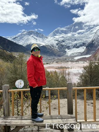 ▲曾任台南市警察局佳里分局長的蔡進閱，從警界榮退已3年，卻並未遠離生活的舞台，他展開多元且充滿活力的第二人生，從街頭藝人、書法展演到環遊世界，用行動詮釋「退而不休」的真義。（圖／記者林東良翻攝，下同）