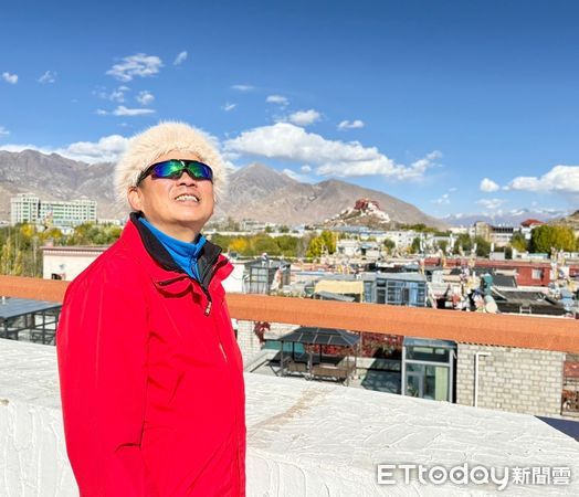 ▲曾任台南市警察局佳里分局長的蔡進閱，從警界榮退已3年，卻並未遠離生活的舞台，他展開多元且充滿活力的第二人生，從街頭藝人、書法展演到環遊世界，用行動詮釋「退而不休」的真義。（圖／記者林東良翻攝，下同）
