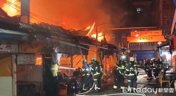 ▲▼快訊／萬華華西街凌晨大火　連燒5間店鋪！火光照亮夜空。（圖／記者黃彥傑攝）
