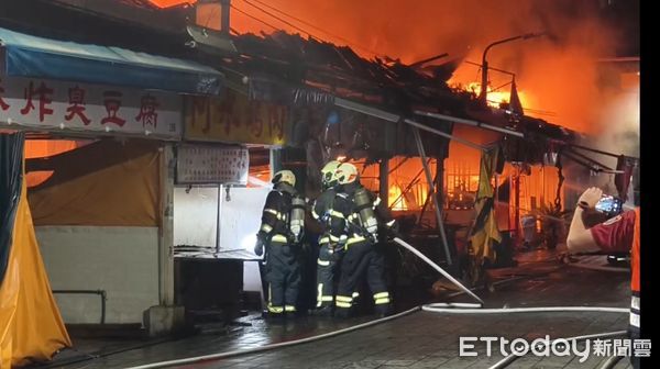 ▲▼快訊／萬華華西街凌晨大火　連燒5間店鋪！火光照亮夜空。（圖／記者黃彥傑攝）