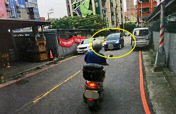 駕駛跨越雙黃線閃違停，結果被開罰單。（圖／翻攝自Facebook／爆料公社）