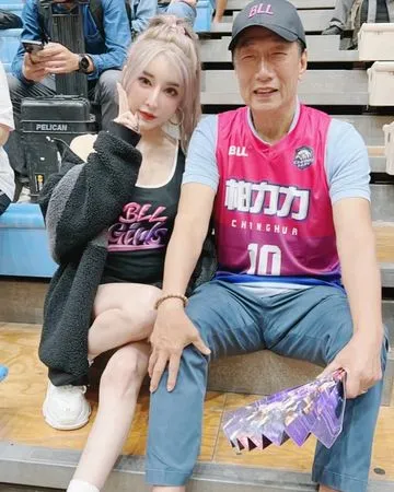 ▲▼「情色教主」雪碧曬出與郭台銘合照。（圖／翻攝自Threads）