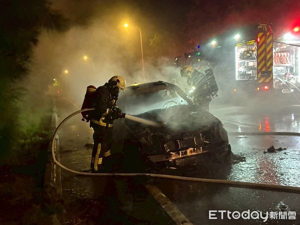 ▲▼             金門一名男子剛保養完愛車，車子就自燃燒毀。（圖／記者林名揚翻攝，下同）