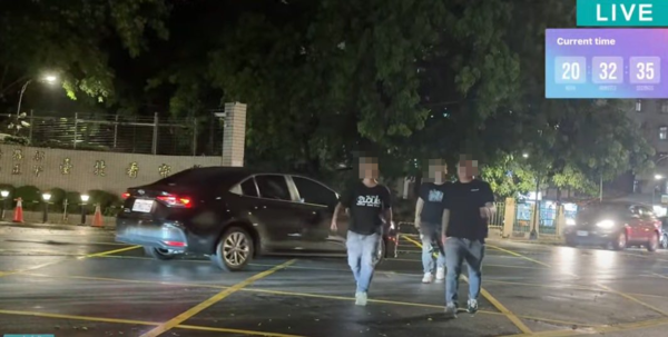 ▲▼小草靜坐遭遇黑衣人包圍挑釁。（圖／翻攝自Facebook／林昭印）