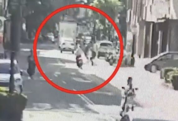 ▲▼11歲男童騎腳踏車路口突左轉　騎士煞不住撞飛&hellip;驚悚畫面曝。（圖／記者賴文萱翻攝）